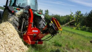 5 Moduri creative de a folosi resturile tocătorului de crengi în grădina ta