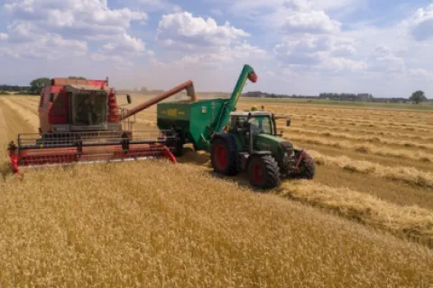 Care sunt utilajele ce servesc la ușurarea muncilor agricole?